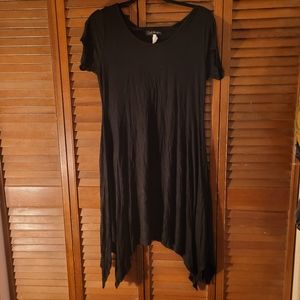1x bkack dress with flowing bottom